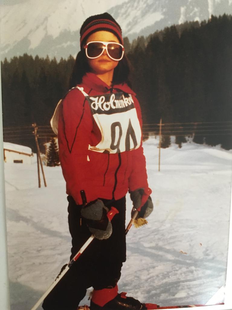 kind fährt ski, verschneite landschaft