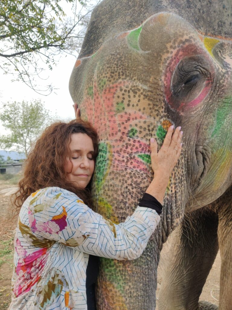Frau umarmt Elefant